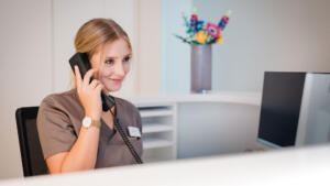 Eine Praxismitarbeiterin am Telefon